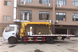 石首附近汽车轮胎更换